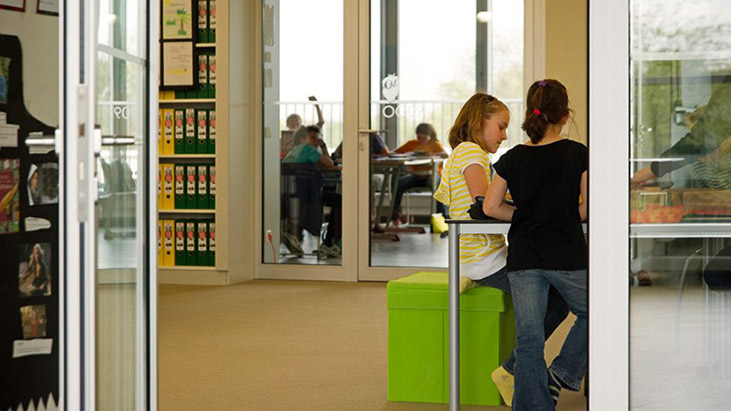 Blick von einem Klassenzimmer - über die Lerninsel hinweg - zum anderen Klassenzimmer