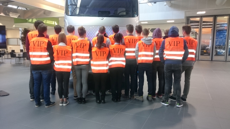 Heisenberg-Gymnasium besucht Daimler Wörth